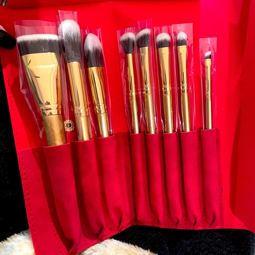 10 Item Designer Makeup Bundle (see pics)
